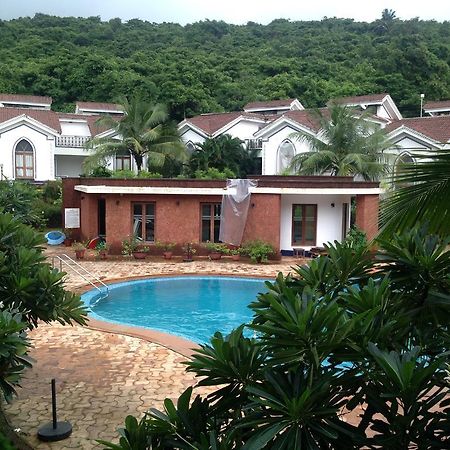 Pool And Garden Facing Apartment In Riviera Foothills Near Baga, Arpora Exterior foto
